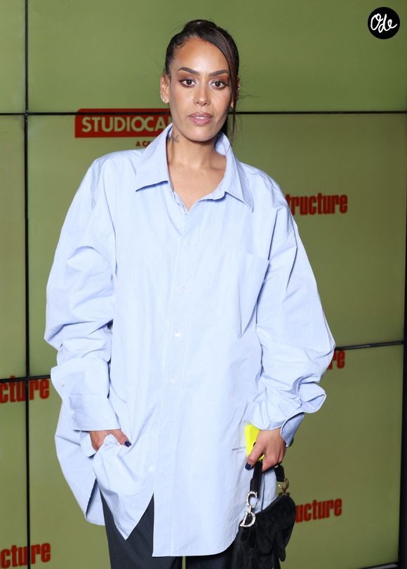 Elle a promis de retrouver ses fans à la rentrée avec de belles surprises.

Amel Bent - Première du film "Ma Frère" à UGC Les Halles à Paris le 15 Decembre 2025. © Denis Guignebourg/Bestimage