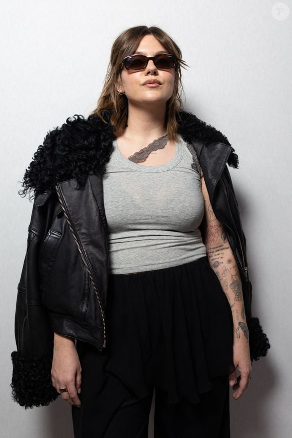 Et le grand jour pourrait bien prochainement arriver.

Louane Emera au photocall du défilé Vaillant Collection Femme Prêt-à-Porter Automne/Hiver 2026-2027 lors de la Fashion Week de Paris (PFW) au palais de Tokyo, à Paris, France, le 6 mars 2026. © Julien Sarkissian/Bestimage
