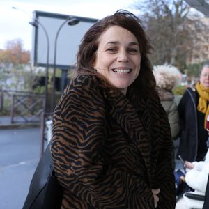 Mais au-delà du protocole, ce sont les mots choisis par le chef de l'État qui ont particulièrement résonné chez la patineuse. "Il y a eu cette phrase : 'Vous êtes restée joyeuse'", rapporte Nathalie Péchalat, avant de glisser une réponse pleine de détermination : "Oui chef !".

Exclusif - Nathalie Péchalat - Célébrités se rendent aux studios de Europe 1 à Paris le 19 Novembre 2025.