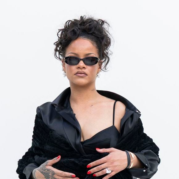 Intemporelle et audacieuse, cette nuance s'impose, à nouveau, comme la grande tendance ongulaire de l'automne.

Rihanna au défilé Dior Collection Femme Prêt-à-Porter Printemps/Eté 2027 lors de la Fashion Week de Paris, le 29 septembre 2026. 

© Olivier Borde / Bestimage