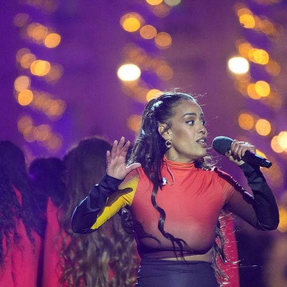 "Ca m'émeut beaucoup... Et en fait, c'était dingue. Et ça disait aussi à mon public que mes chansons c'est pas des cracs, ce que je raconte c'est ma vraie vie, mes enfants ne jouent pas un rôle, ce que je vous dis, tout est réel. J'en suis encore trop émue, c'était top beau".

Exclusif - Amel Bent lors de l'enregistrement de l'émission "La Grande soirée du 31 de Paris", diffusée le 31 décembre sur France 2, sur la place de la Concorde à Paris, France, le 24 novembre 2025. © Guebey-Tribeca/Bestimage