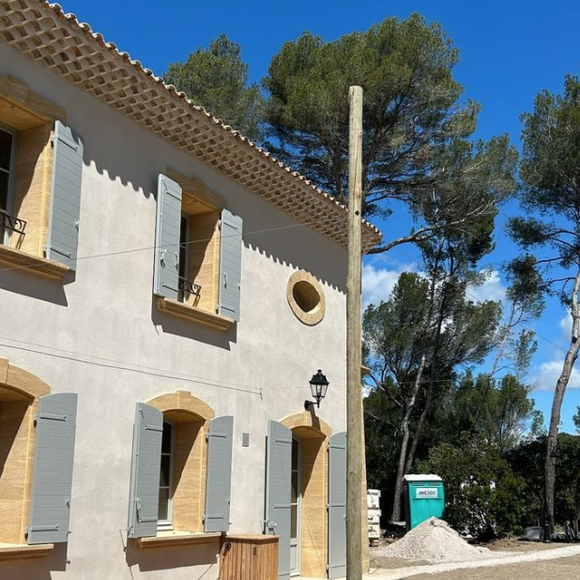 C'est donc entourée d'artisans éco-responsables qu'elle s'est lancée dans cette aventure. Et il y a trois jours, elle a dévoilé une vidéo du résultat de cet ouvrage.
Images de la maison de Karine Le Marchand dans le sud de la France.