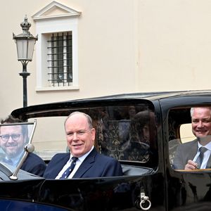 Le prince Albert II de Monaco sur la place du palais devant une Bugatti de 100 ans de la collection Schlumpf Mulhouse (Bugatti Royale T41) - 15ème Grand Prix de Monaco Historique en présence de Christophe Piochon, Président de Bugatti Automobiles. 
© Bruno Bebert / Bestimage