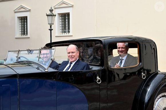 Le prince Albert II de Monaco sur la place du palais devant une Bugatti de 100 ans de la collection Schlumpf Mulhouse (Bugatti Royale T41) - 15ème Grand Prix de Monaco Historique en présence de Christophe Piochon, Président de Bugatti Automobiles. 
© Bruno Bebert / Bestimage
