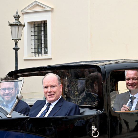 Le prince Albert II de Monaco sur la place du palais devant une Bugatti de 100 ans de la collection Schlumpf Mulhouse (Bugatti Royale T41) - 15ème Grand Prix de Monaco Historique en présence de Christophe Piochon, Président de Bugatti Automobiles. 
© Bruno Bebert / Bestimage