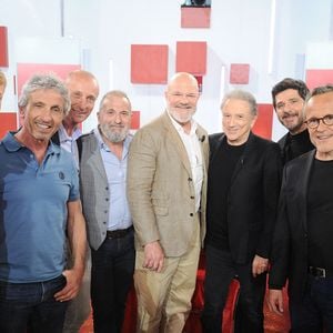 Exclusif - Mathieu Tordeur, Heisi Sevestre, le groupe Eppò, Philippe Etchebest, Michel Drucker, Patrick Fiori, Emmanuel Chaunu et Viktor Vincent lors de l'enregistrement de l'émission Vivement dimanche au studio Rive gauche, présentée par M.Drucker, diffusée sur France 3 le 17 mai 2026, à Paris, France, le 21 avril 2026. © Guillaume Gaffiot/Bestimage