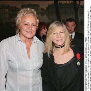 Muriel Robain et Barbra Streisand décorée des insignes d'officier de la légion d'honneur à l'Elysée. 2007. (BERTRAND RINDOFF PETROFF).