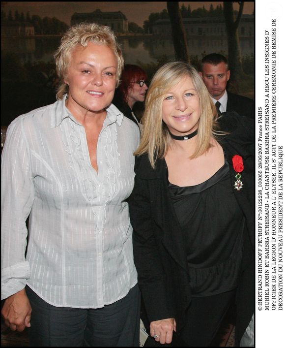 Muriel Robain et Barbra Streisand décorée des insignes d'officier de la légion d'honneur à l'Elysée. 2007. (BERTRAND RINDOFF PETROFF).