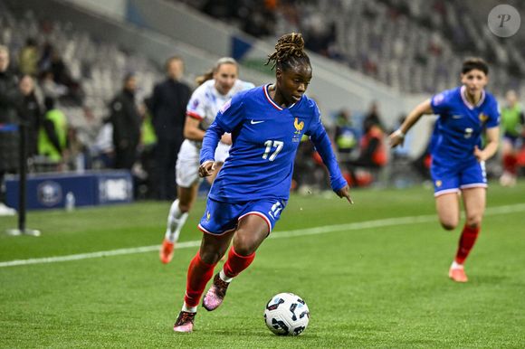 et Sandy Baltimore, attaquante ou milieu de terrain de l'équipe de France 

Sandy Baltimore (fr) - Football Feminin - La France l'emporte contre la Norvège (1-0) pour leur premier match de la phase de groupe de la Ligues de Nations 2025 à Toulouse le 21 mars 2025.
© Thierry Breton / PsnewZ / Bestimage