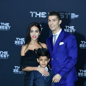Cristiano Ronaldo , son fils Cristiano Jr et sa compagne Georgina Rodriguez au photocall des FIFA Football Awards à Zurich le 9 janvier 2017. Bestimage