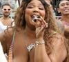 Côté alimentation, la chanteuse a réintroduit les protéines animales, fait appel à un chef personnel et évité les produits sucrés et transformés.
West Hollywood, Californie — La chanteuse et rappeuse Lizzo est impossible à manquer dans des collants aux couleurs de l’arc-en-ciel assortis à des bottes en fourrure, lors de sa participation à la parade de la Fierté de West Hollywood. Backgrid USA / Bestimage