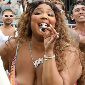 Côté alimentation, la chanteuse a réintroduit les protéines animales, fait appel à un chef personnel et évité les produits sucrés et transformés. 

West Hollywood, Californie — La chanteuse et rappeuse Lizzo est impossible à manquer dans des collants aux couleurs de l’arc-en-ciel assortis à des bottes en fourrure, lors de sa participation à la parade de la Fierté de West Hollywood. Backgrid USA / Bestimage