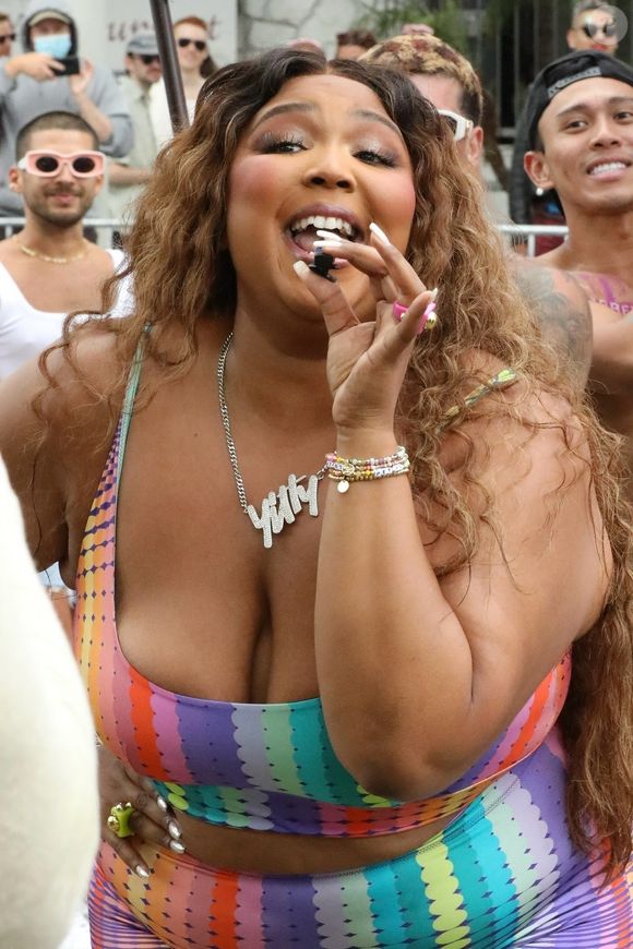 Côté alimentation, la chanteuse a réintroduit les protéines animales, fait appel à un chef personnel et évité les produits sucrés et transformés. 

West Hollywood, Californie — La chanteuse et rappeuse Lizzo est impossible à manquer dans des collants aux couleurs de l’arc-en-ciel assortis à des bottes en fourrure, lors de sa participation à la parade de la Fierté de West Hollywood. Backgrid USA / Bestimage