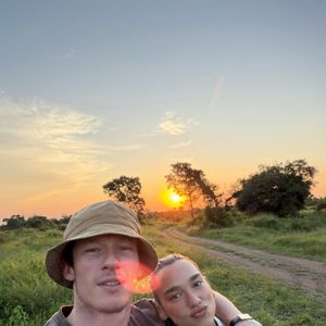 Entre deux danses, le couple s'est tout de même octroyé une parenthèse suspendue. Baignés par la lumière de la golden hour méditerranéenne, les amoureux se sont enlacés pour un baiser d'une douceur infinie. 

Dua Lipa et Callum Turner en safari en Afrique du Sud, entre immersion dans la savane et moments de complicité. ©Instagram - Dua Lipa