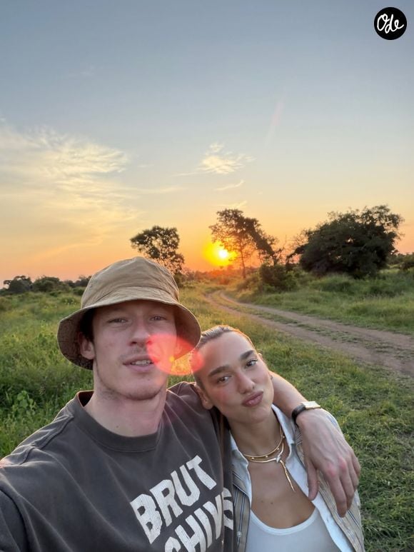 Entre deux danses, le couple s'est tout de même octroyé une parenthèse suspendue. Baignés par la lumière de la golden hour méditerranéenne, les amoureux se sont enlacés pour un baiser d'une douceur infinie. 

Dua Lipa et Callum Turner en safari en Afrique du Sud, entre immersion dans la savane et moments de complicité. ©Instagram - Dua Lipa