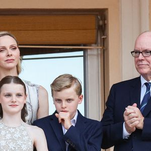 Le prince Albert II de Monaco, la princesse Charlène de Monaco, le prince héréditaire Jacques de Monaco, marquis des Baux, la princesse Gabriella de Monaco, comtesse de Carladès au balcon du Palais princier lors de la célébration de la fête de la Saint Jean sur la Place du Palais princier de Monaco, le 23 juin 2026. La Saint Jean est à l'origine une fête païenne puis chrétienne. Pour les païens, c'était une fête qui célébrait les moissons. Une fois christianisée, cette fête est devenue celle du solstice d'été et donc la fête de la lumière. © Claudia Albuquerque/Bestimage