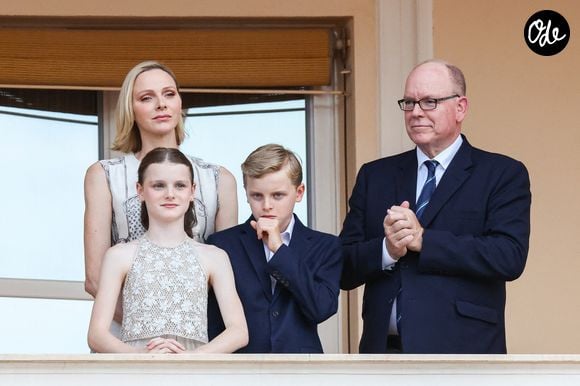 Le prince Albert II de Monaco, la princesse Charlène de Monaco, le prince héréditaire Jacques de Monaco, marquis des Baux, la princesse Gabriella de Monaco, comtesse de Carladès au balcon du Palais princier lors de la célébration de la fête de la Saint Jean sur la Place du Palais princier de Monaco, le 23 juin 2026. La Saint Jean est à l'origine une fête païenne puis chrétienne. Pour les païens, c'était une fête qui célébrait les moissons. Une fois christianisée, cette fête est devenue celle du solstice d'été et donc la fête de la lumière. © Claudia Albuquerque/Bestimage