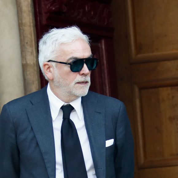 il se voit amputer de deux de ses collaborateurs pour la saison à venir.

Pascal Praud - Sorties des obsèques de Philippe Labro en l'église de Saint-Germain-des-Prés à Paris le 13 juin 2025. © Dominique Jacovides - Christophe Clovis / Bestimage