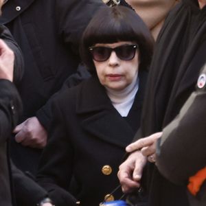 Mireille Mathieu - Sorties des obsèques de Brigitte Bardot en l'église Paroissiale Notre-Dame-de-l'Assomption de Saint-Tropez, France, le 7 janvier 2026.  Brigitte Bardot, figure emblématique du cinéma français et icône internationale, est décédée le 28 décembre 2025 à l'âge de 91 ans dans sa mythique propriété de La Madrague, à Saint-Tropez (France). Révélée au monde entier par son rôle dans "Et Dieu... créa la femme", elle avait contribué à faire de Saint-Tropez un lieu mondialement connu. L'actrice sera inhumée le 7 janvier 2026 au cimetière marin de Saint-Tropez, aux côtés de son père Louis Bardot (1896-1975) et de sa mère Anne-Marie Mucel (1912-1978). Une cérémonie religieuse se tiendra auparavant dans l'église de Saint-Tropez, où proches, personnalités et anonymes pourront lui rendre un dernier hommage. © Jacovides-Moreau/Bestimage