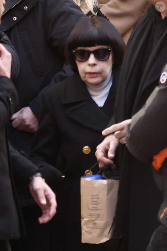 Mireille Mathieu - Sorties des obsèques de Brigitte Bardot en l'église Paroissiale Notre-Dame-de-l'Assomption de Saint-Tropez, France, le 7 janvier 2026.  Brigitte Bardot, figure emblématique du cinéma français et icône internationale, est décédée le 28 décembre 2025 à l'âge de 91 ans dans sa mythique propriété de La Madrague, à Saint-Tropez (France). Révélée au monde entier par son rôle dans "Et Dieu... créa la femme", elle avait contribué à faire de Saint-Tropez un lieu mondialement connu. L'actrice sera inhumée le 7 janvier 2026 au cimetière marin de Saint-Tropez, aux côtés de son père Louis Bardot (1896-1975) et de sa mère Anne-Marie Mucel (1912-1978). Une cérémonie religieuse se tiendra auparavant dans l'église de Saint-Tropez, où proches, personnalités et anonymes pourront lui rendre un dernier hommage. © Jacovides-Moreau/Bestimage