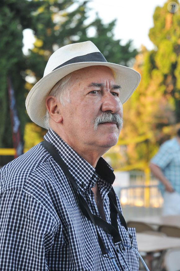 Le comédien Bernard Larmande, vu dans "Navarro", "En Famille" et "Plus belle la vie", est mort à 85 ans.

Le comédien Bernard Larmande, ancien médecin légiste de la série télévisée "Navarro"» et qui va réinterpréter au théâtre, en septembre,  "La femme du boulanger", lors d’une partie de pétanque disputée à Armissan, près de Narbonne (Aude) le 26 juin 2015.
ROBERT FAGES / BESTIMAGE