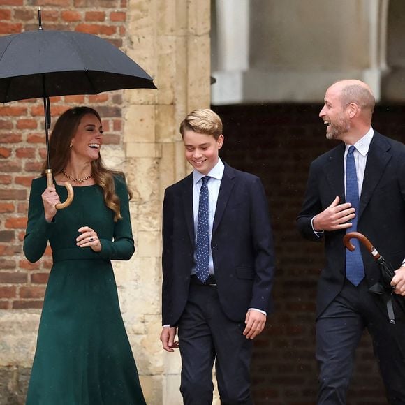 Le prince George de Galles, fait sa rentrée au collège d'Eton entouré de ses parents, le prince William, prince de Galles, et Catherine (Kate) Middleton, princesse de Galles, le 8 septembre 2026.  © PA Wire/PA Images / Bestimage