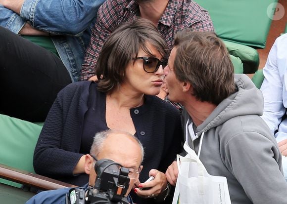 Le journaliste Pascal Humeau et sa compagne la journaliste Amandine Bégot (enceinte)  - - People dans les tribunes lors du tournoi de tennis de Roland-Garros à Paris, le 28 mai 2015.