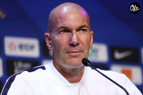 1er octobre 2026, Saint-Denis, Île-de-France, France : L'entraîneur de l'équipe de France, Zinédine Zidane, lors de la conférence de presse organisée la veille du match de la 3e journée (sur 6) de la phase de groupes de la Ligue des Nations de l'UEFA 2026-2027 opposant la France à l'Italie, au Stade de France à Saint-Denis. (Crédit image : © Mickael Chavet/ZUMA Press Wire / Bestimage)