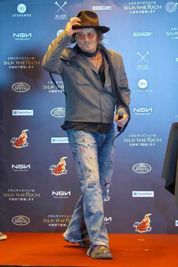 Johnny Depp donne une conférence de presse pour son exposition "A Bunch of Stuff" à Tokyo (Japon), le 27 novembre 2025.

Action Press / Bestimage