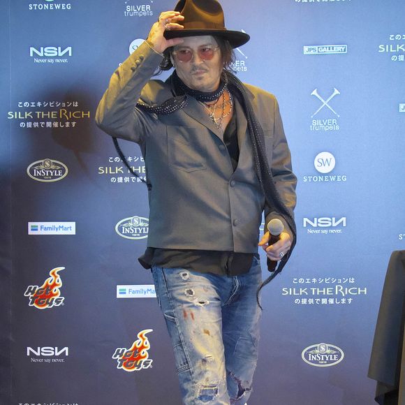 Johnny Depp donne une conférence de presse pour son exposition "A Bunch of Stuff" à Tokyo (Japon), le 27 novembre 2025.

Action Press / Bestimage