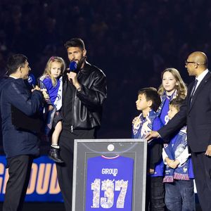 Olivier Giroud, entouré de ses enfants Aria, Aaron, Evan et Jade, reçoit un hommage au Stade de France avant le Quart de finale de la Ligue des Nations de l'UEFA 2025 "France - Croatie (2-0 / tab 5-4)" au Stade de France à Saint-Denis, le 23 mars 2025.
© Cyril Moreau/Bestimage