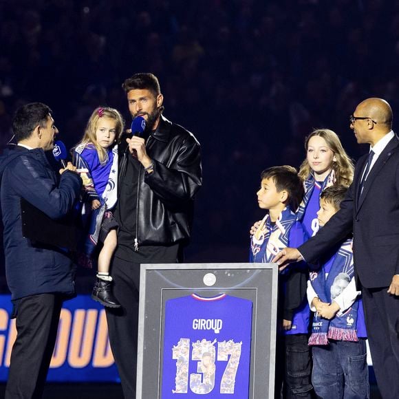 Olivier Giroud, entouré de ses enfants Aria, Aaron, Evan et Jade, reçoit un hommage au Stade de France avant le Quart de finale de la Ligue des Nations de l'UEFA 2025 "France - Croatie (2-0 / tab 5-4)" au Stade de France à Saint-Denis, le 23 mars 2025.
© Cyril Moreau/Bestimage