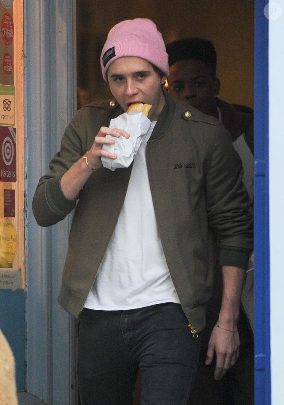 Exclusif - Brooklyn Beckham mange un sandwich alors qu'il passe son après-midi avec des amis à Londres. Le 2 février 2017. Agence / Bestimage