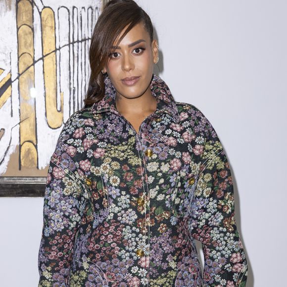 Amel Bent au front row du défilé de mode Giambattista Valli lors de la la Fashion Week printemps/été 2022 à Paris, France, le 4 octobre 2021. © Olivier Borde/Bestimage