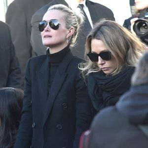 Laura s'est opposée à Laeticia Hallyday dans l'affaire de l'héritage de Johnny Hallyday

Laeticia Hallyday, épouse du défunt chanteur français Johnny Hallyday, et Laura Smet, à la cérémonie funéraire organisée en mémoire de Johnny Hallyday à Paris le 9 décembre 2017. Photo par Aurore Marechal/ABACAPRESS.COM