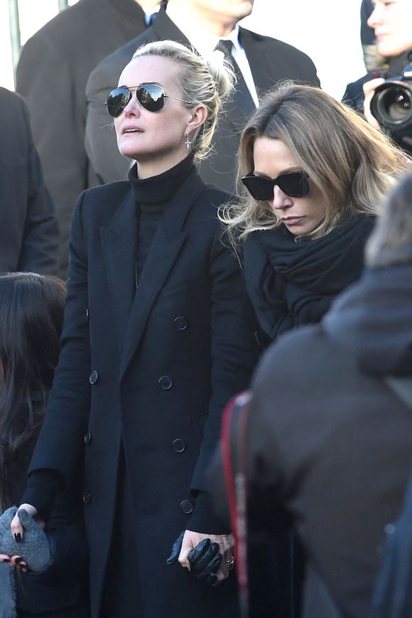 Laura s'est opposée à Laeticia Hallyday dans l'affaire de l'héritage de Johnny Hallyday

Laeticia Hallyday, épouse du défunt chanteur français Johnny Hallyday, et Laura Smet, à la cérémonie funéraire organisée en mémoire de Johnny Hallyday à Paris le 9 décembre 2017. Photo par Aurore Marechal/ABACAPRESS.COM