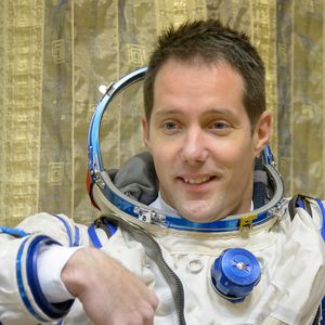 L'astronaute de l'Expédition 50 de l'ESA Thomas Pesquet enfile sa combinaison Sokol avant son examen final de qualification avec ses collègues de l'équipage, l'astronaute de la NASA Peggy Whitson et le cosmonaute russe Oleg Novitskiy de Roscosmos, le 25 octobre 2016, au Centre d'entraînement des cosmonautes Gagarine (GCTC) dans la Cité des étoiles, en Russie. Photo Bill Ingalls/NASA Via ABACAPRESS.COM