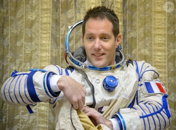L'astronaute de l'Expédition 50 de l'ESA Thomas Pesquet enfile sa combinaison Sokol avant son examen final de qualification avec ses collègues de l'équipage, l'astronaute de la NASA Peggy Whitson et le cosmonaute russe Oleg Novitskiy de Roscosmos, le 25 octobre 2016, au Centre d'entraînement des cosmonautes Gagarine (GCTC) dans la Cité des étoiles, en Russie. Photo Bill Ingalls/NASA Via ABACAPRESS.COM