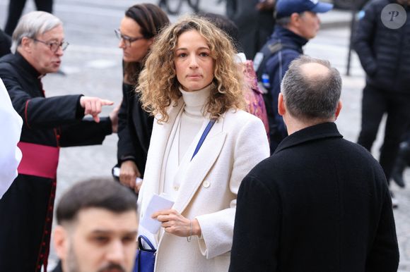 Et cette dernière a fait une arrivée lumineuse malgré les circonstances.

Olivia Courbis arrive à la cérémonie d'enterrement de Rolland Courbis à l'église de la Madeleine à Paris, France, le 14 janvier 2026. Photo par Jerome Domine/ABACAPRESS.COM