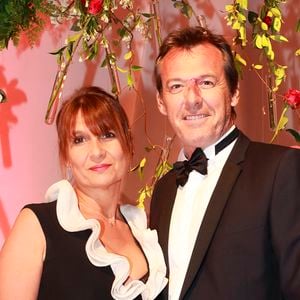 Pour rappel, Jean-Luc Reichmann a six enfants issus de la famille recomposée qu'il forme avec Nathalie Lecoultre. Papa de trois enfants, sa compagne est de son côté la maman de Léo, Lou et Lola.

Jean-Luc Reichmann et sa femme Nathalie - Gala du 75ème Grand Prix de Monaco. © Claudia Albuquerque/Bestimage