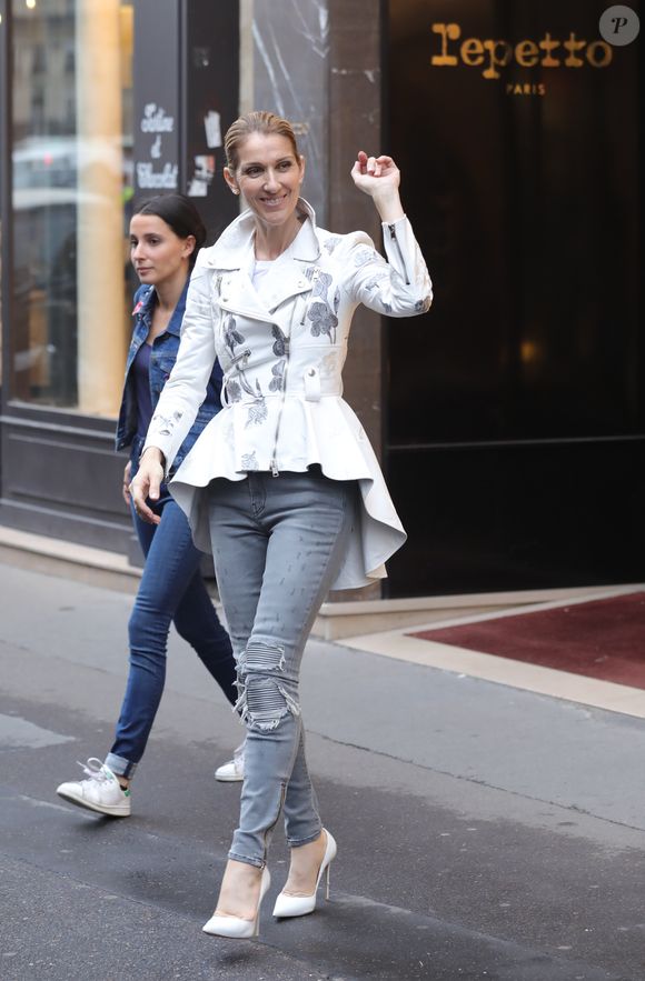 Exclusif - Céline Dion fait du shopping à Paris le 26 juillet 2017.Agence / Bestimage