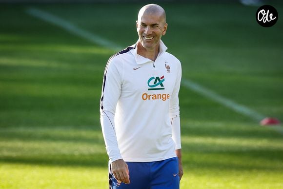 Alors que la presse fait notamment état de tensions entre Kylian Mbappé et Ousmane Dembélé qui visent tous les deux le Ballon d'or, Zinedine Zidane s'est monté clair à ce sujet

Zinédine Zidane - Entraînement de l'équipe de France en préparation de la Ligue des nations de l'UEFA 2026 au Centre national de Clairefontaine le 21 septembre 2026. (Credit Image: © Matthieu Mirville/ZUMA Press Wire / Bestimage)