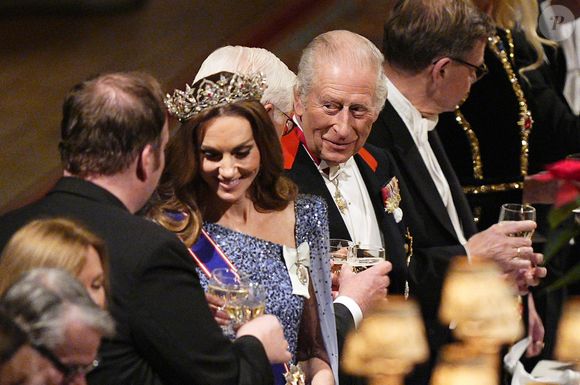 Les membres de la famille royale britannique (Le roi Charles III d'Angleterre et Camilla Parker Bowles, reine consort d'Angleterre, le prince William, prince de Galles, et Catherine (Kate) Middleton, princesse de Galles) lors du banquet d'Etat au château de Windsor en l'honneur de la visite officielle de Frank-Walter Steinmeier (Président fédéral de l'Allemagne) et sa femme Elke Büdenbender au Royaume-Uni. Windsor, le 3 décembre 2025. Photo par Aaron Chown / PA Photos / Bestimage