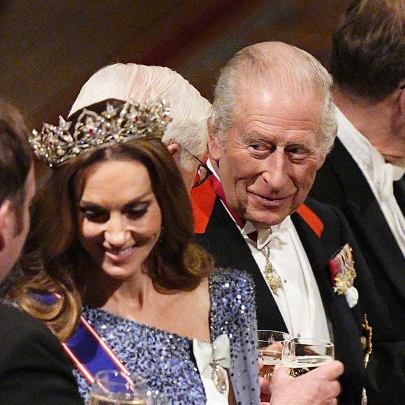 Les membres de la famille royale britannique (Le roi Charles III d'Angleterre et Camilla Parker Bowles, reine consort d'Angleterre, le prince William, prince de Galles, et Catherine (Kate) Middleton, princesse de Galles) lors du banquet d'Etat au château de Windsor en l'honneur de la visite officielle de Frank-Walter Steinmeier (Président fédéral de l'Allemagne) et sa femme Elke Büdenbender au Royaume-Uni. Windsor, le 3 décembre 2025. Photo par Aaron Chown / PA Photos / Bestimage