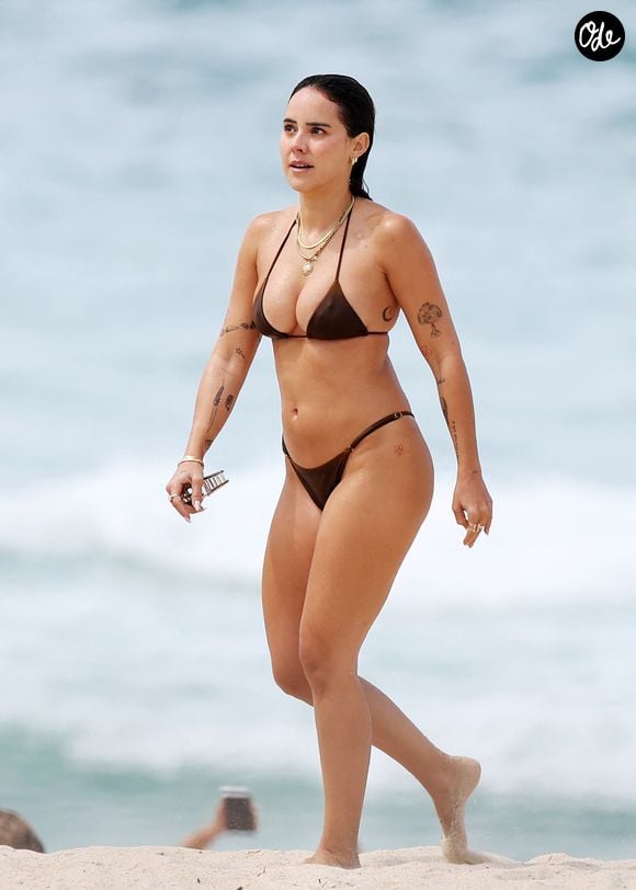 Gabriela Berlingeri est une créatrice de bijoux portoricaine à la tête de sa propre marque, Diciembre Veintinueve.

Gabriela Berlingeri aperçue à Tamarama Beach en Australie avec Bad Bunny.

© Matrix / Bestimage