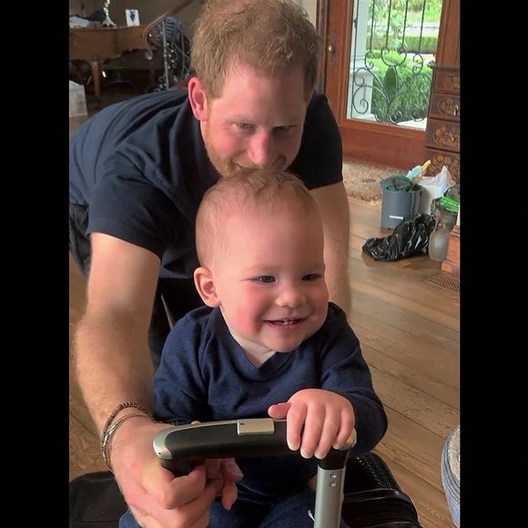 Le prince Harry et Meghan Markle avec leurs enfants.

Photo : Backgrid UK/ Bestimage