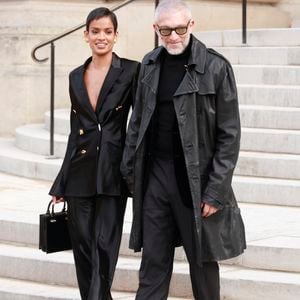 L'addition rappelle très vite que l'on se trouve dans l'un des spots les plus courus de la Côte d'Azur.

Vincent Cassel, Narah Baptista au défilé Schiaparelli "Collection Haute Couture Printemps/Eté 2026" lors de la Fashion Week de Paris, le 26 janvier 2026

© Christophe Aubert via Bestimage