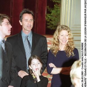 La petite Louise, entourée de ses parents, a rapidement débuté la musique en jouant du violon-alto dès ses 6 ans puis en suivant des cours de chant lyrique...

Thierry Lhermitte, sa femme Hélène et sa fille Louise lors de la décoration de la légion d'honneur par Jacques Chirac à l'Élysée, Paris, le 26 mars 2001. Crédit Bestimage