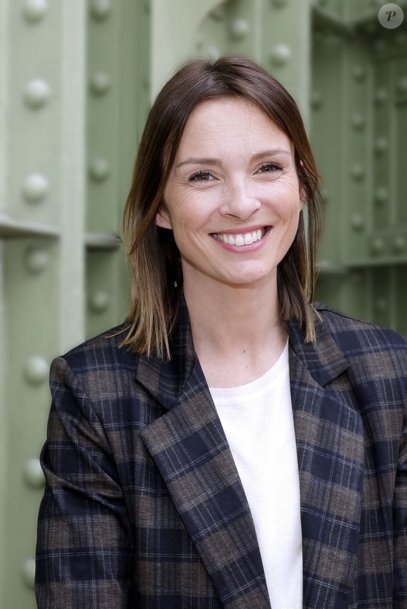 "Je tourne actuellement et jusqu’en septembre, a confié au magazine Isabelle Ithurburu. Je suis très heureuse de relancer cette émission qui m’a tant fait rêver plus jeune et de permettre à des gens d’offrir le plus beau cadeau à leurs proches."

Isabelle Ithurburu - Festival du livre de Paris au Grand Palais le 13 avril 2025. © Cédric Perrin/Bestimage