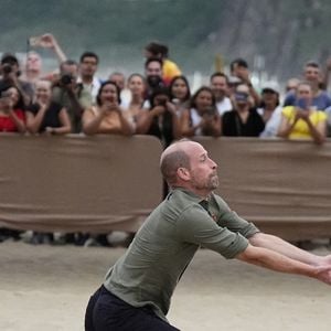 Le futur roi d'Angleterre fait tout pour rester en pleine forme physique.

Le Prince de Galles participe à un match de volley-ball avec des joueurs de l'Institut Levante, une école locale de beach-volley, sur la plage de Copacabana à Rio de Janeiro, au premier jour de sa visite au Brésil pour la remise annuelle du prix Earthshot, le lundi 3 novembre 2025. Photo by Aaron Chown/PA Wire/ABACAPRESS.COM